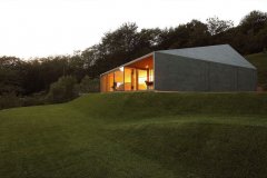 Изящная геометрия дома с видом на Швейцарские Альпы